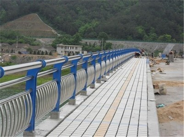 毕节不锈钢桥梁护栏的特性及其在现代建筑中的应用